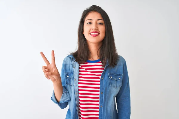 Joven Mujer China Con Camiseta Rayas Camisa Mezclilla Sobre Fondo — Foto de Stock