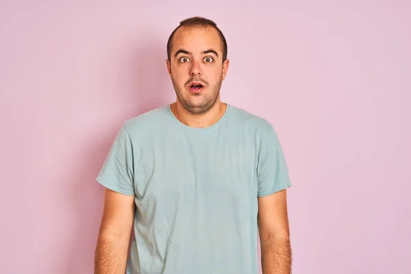 Jovem Vestindo Camiseta Casual Azul Sobre Fundo Rosa Isolado Com — Fotografia de Stock