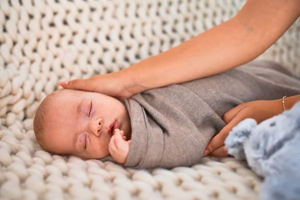 Jovem Mulher Bonita Seu Bebê Sofá Sobre Cobertor Casa Recém — Fotografia de Stock