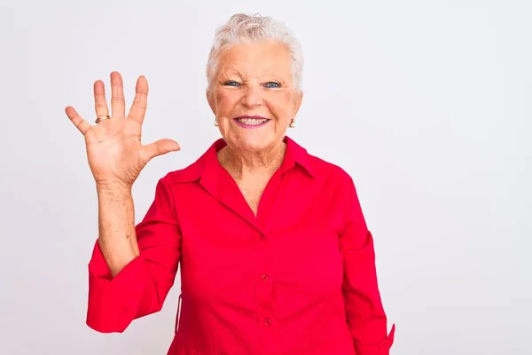 Senior Mulher Cabelos Grisalhos Vestindo Camisa Casual Vermelho Sobre Fundo — Fotografia de Stock