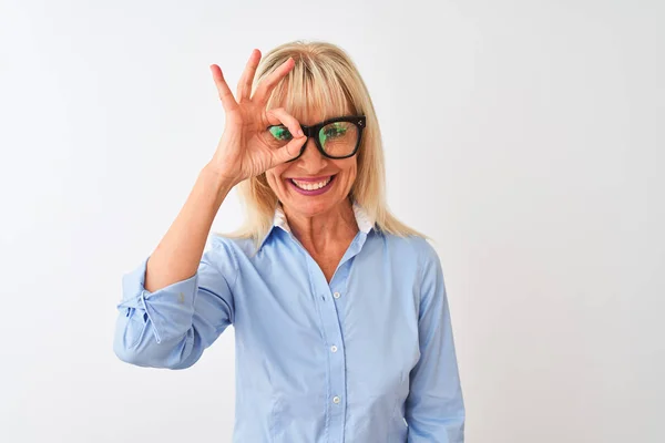 Mujer Negocios Mediana Edad Con Gafas Sol Camisa Sobre Fondo — Foto de Stock