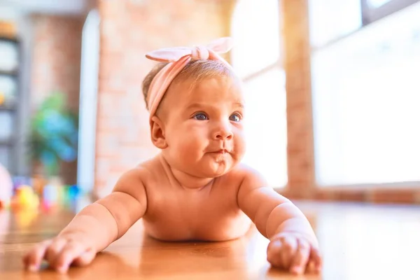 Schattige Baby Liggend Bank Thuis Pasgeboren Ontspannen Rusten Comfortabel — Stockfoto
