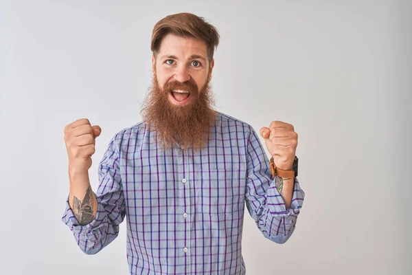 Jonge Roodharige Ierse Man Draagt Casual Shirt Staan Geïsoleerde Witte — Stockfoto