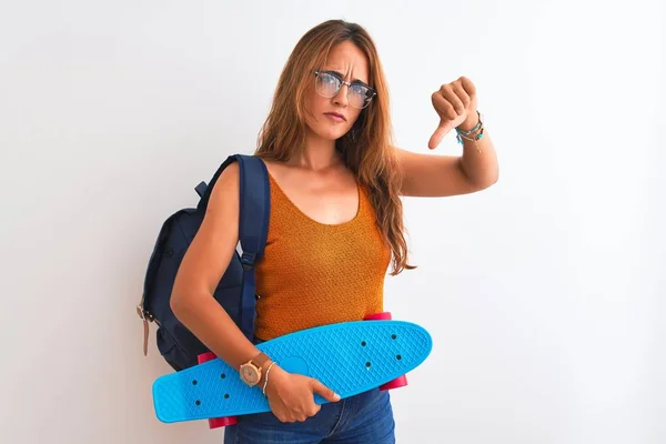 Junge Rothaarige Studentin Mit Rucksack Und Skateboard Vor Isoliertem Hintergrund — Stockfoto