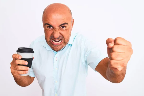 Mężczyzna Średnim Wieku Picie Zabrać Kawę Stojąc Nad Odizolowanym Białym — Zdjęcie stockowe