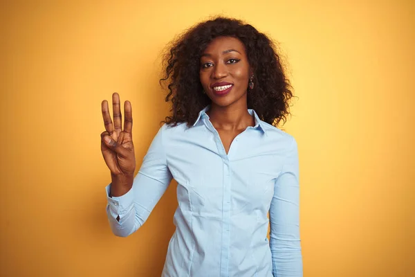 Empresaria Afroamericana Con Camisa Elegante Sobre Fondo Amarillo Aislado Mostrando —  Fotos de Stock