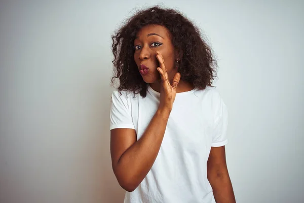 Jeune Femme Afro Américaine Portant Shirt Debout Sur Fond Blanc — Photo