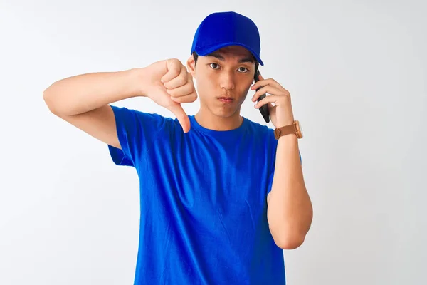 Κινέζικα Deliveryman Φορώντας Καπέλο Μιλώντας Στο Smartphone Πάνω Από Απομονωμένο — Φωτογραφία Αρχείου