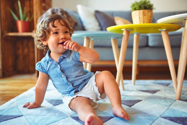 Schöne Kleinkind Mädchen Jeanshemd Auf Dem Teppich Sitzend — Stockfoto