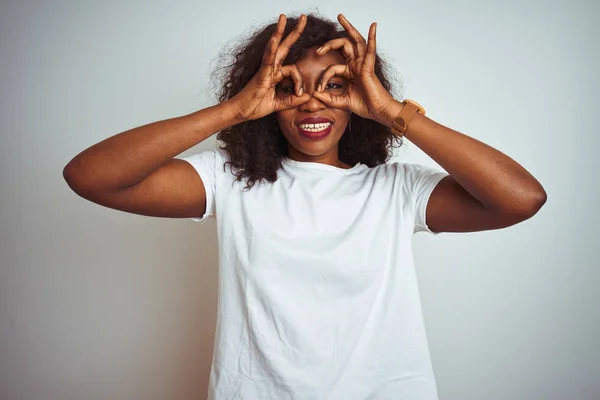 Jeune Femme Afro Américaine Portant Shirt Debout Sur Fond Blanc — Photo