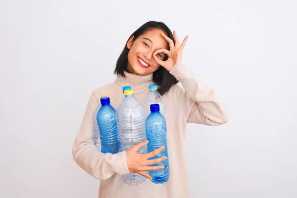 Junge Schöne Chinesin Recycling Von Plastikflaschen Über Isolierten Weißen Hintergrund — Stockfoto