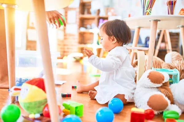 Bela Criança Feliz Jardim Infância Torno Brinquedos Coloridos — Fotografia de Stock