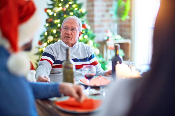 Güzel Bir Aile Noel Baba Şapkası Takıyor Mutlu Kendinden Emin — Stok fotoğraf