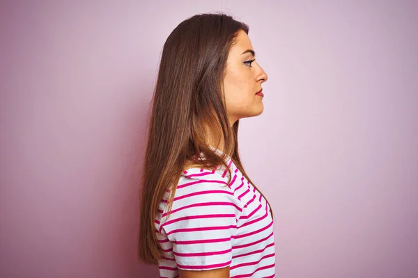 Joven Hermosa Mujer Con Camiseta Rayas Pie Sobre Fondo Rosa — Foto de Stock