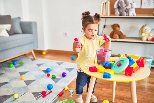 Bellissimo Bambino Che Gioca Con Costruzione Giocattoli Blocchi Legno All — Foto Stock