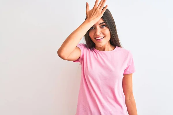 Jovem Mulher Bonita Vestindo Rosa Casual Shirt Sobre Fundo Branco — Fotografia de Stock