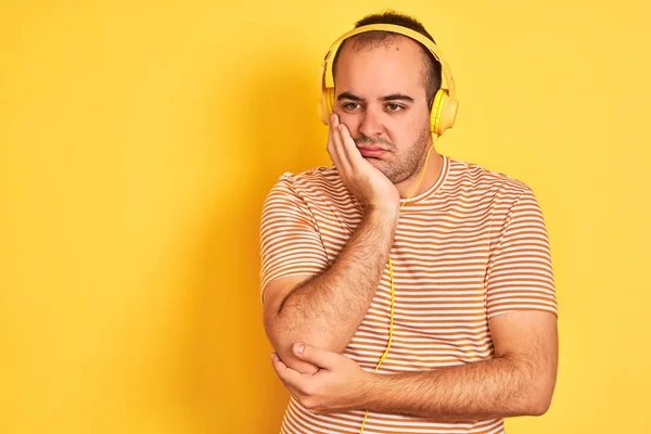 Giovane Uomo Che Ascolta Musica Utilizzando Cuffie Piedi Sopra Isolato — Foto Stock