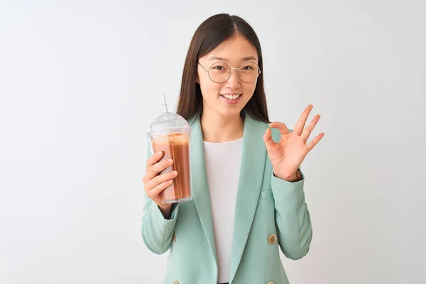 Jonge Chinese Vrouw Drinken Tomaat Smoothie Geïsoleerde Witte Achtergrond Doet — Stockfoto