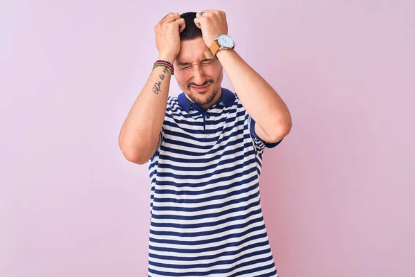 Mladý Pohledný Muž Námořnické Pruhované Tričko Přes Růžové Izolované Pozadí — Stock fotografie
