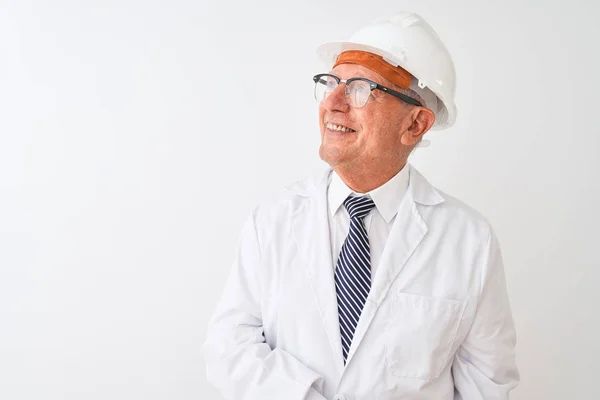 Starszy Siwowłosy Inżynier Noszący Płaszcz Kask Białym Tle Patrzący Uśmiechem — Zdjęcie stockowe