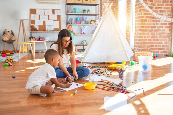 Genç, güzel bir öğretmen ve Afrikalı bir Amerikalı çocuk. Anaokulunda bir sürü oyuncağın etrafına kağıt ve kalem çizerek oturmak.