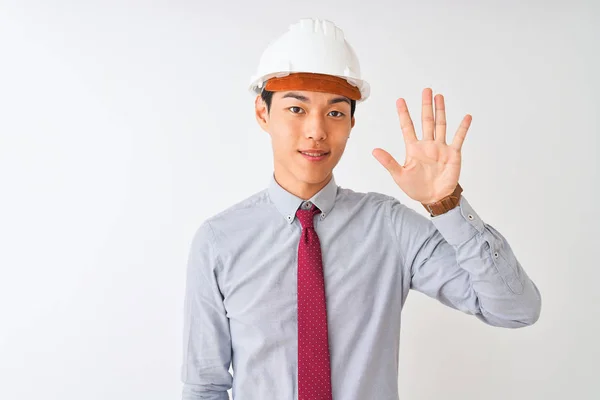 中国の建築家の男を着てネクタイとヘルメットの上に立って孤立した白い背景を示すと指の番号5を指摘しながら 自信と幸せ笑顔 — ストック写真