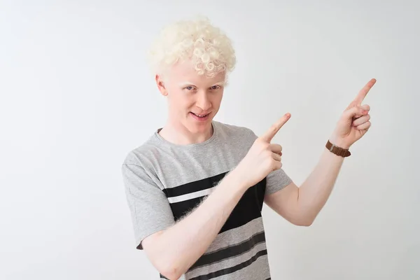 Joven Hombre Rubio Albino Usando Una Camiseta Casual Pie Sobre —  Fotos de Stock