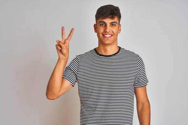 Jonge Indiaanse Man Draagt Marine Gestreept Shirt Staan Geïsoleerde Witte — Stockfoto