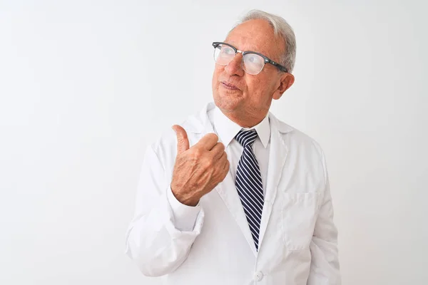 Homme Scientifique Chevelu Portant Manteau Debout Sur Fond Blanc Isolé — Photo