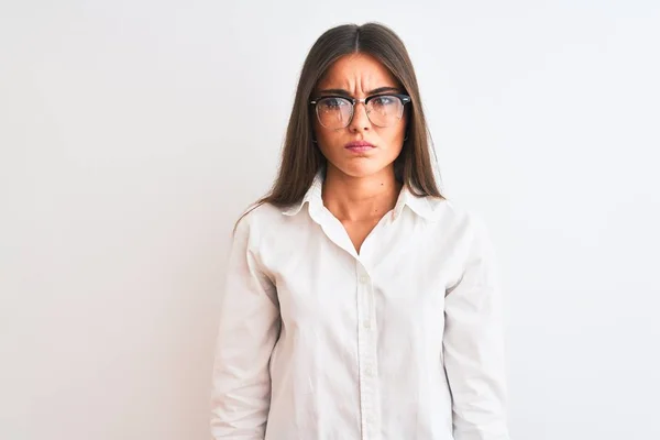 Młoda Piękna Bizneswoman Okularach Stojąca Nad Odizolowanym Białym Tle Sceptyczna — Zdjęcie stockowe