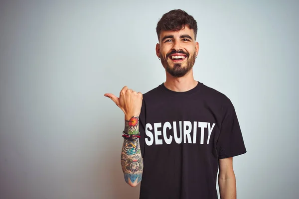Νεαρός Άνθρωπος Διασφάλισης Τατουάζ Πανύψηλη Στολή Ασφαλείας Πάνω Από Απομονωμένο — Φωτογραφία Αρχείου