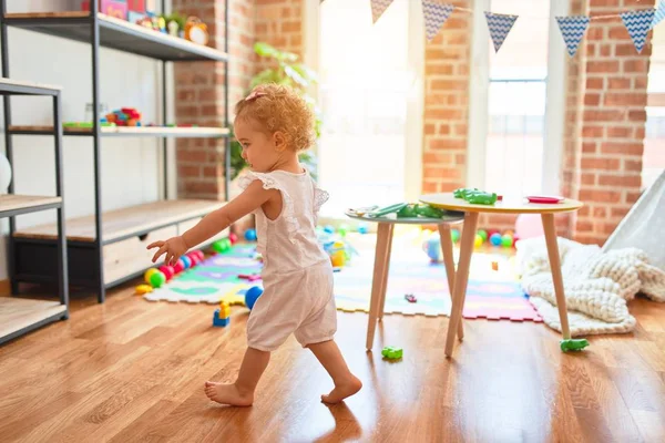 Schöne Kaukasische Säugling Spielt Mit Spielzeug Bunten Spielzimmer Fröhlich Und — Stockfoto