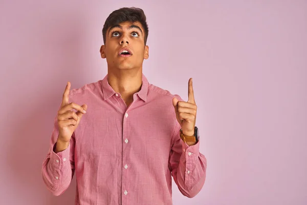 Joven Indio Vestido Con Camisa Elegante Pie Sobre Fondo Rosa — Foto de Stock