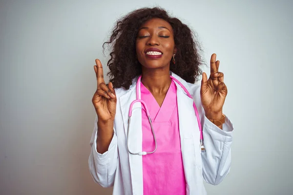 Afrikanisch Amerikanische Ärztin Trägt Rosa Stethoskop Über Isoliertem Weißem Hintergrund — Stockfoto