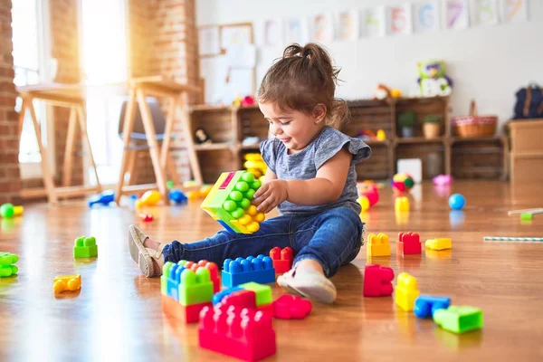 Anaokulundaki oyuncaklarla oynayan güzel bir çocuk.