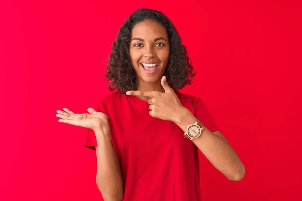 Young Brazilian Woman Wearing Shirt Standing Isolated Red Background Very — ストック写真