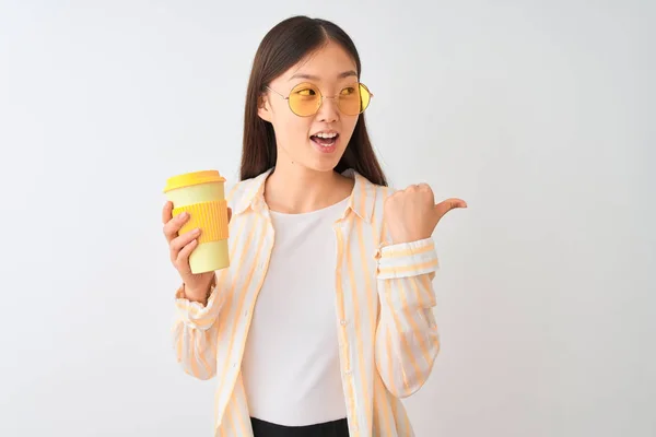Νεαρή Κινέζα Γυναίκα Φορώντας Γυαλιά Πίνοντας Καφέ Πάνω Από Απομονωμένο — Φωτογραφία Αρχείου