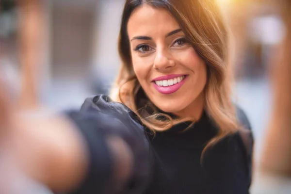 Joven Hermosa Mujer Sonriendo Feliz Confiado Pie Hacer Selfie Por —  Fotos de Stock