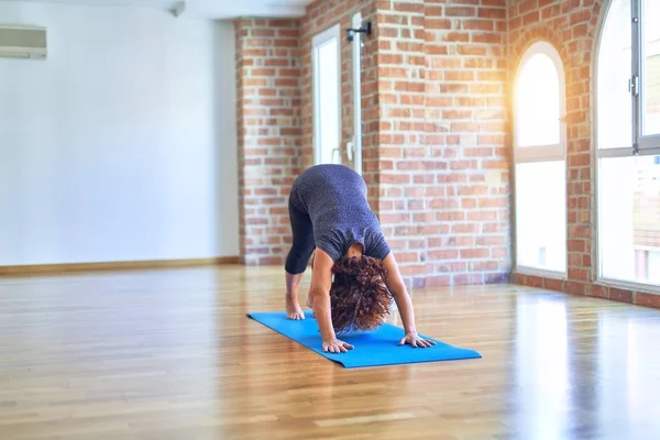 Bellissimo Sportwoman Mezza Età Piedi Tappeto Praticare Yoga Facendo Posa — Foto Stock