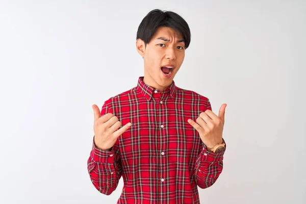 Jeune Homme Chinois Portant Une Chemise Rouge Décontractée Debout Sur — Photo