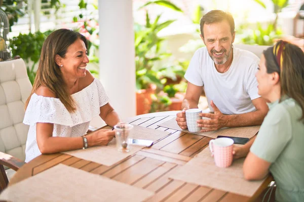 Hermosa Familia Sentada Terraza Bebiendo Taza Café Hablando Sonriendo — Foto de Stock