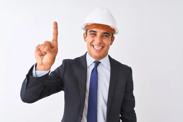 잘생긴 건축가가 위에서 헬멧을 자신감 행복하게 웃으면서 손가락 고개를 — 스톡 사진