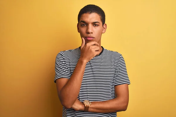 Mladý Pohledný Arabský Muž Námořnickém Pruhovaném Tričku Izolovaném Žlutém Pozadí — Stock fotografie