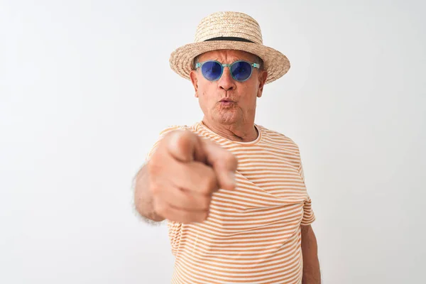 Senior Άνθρωπος Φορώντας Ριγέ Shirt Γυαλιά Ηλίου Και Καπέλο Sumer — Φωτογραφία Αρχείου