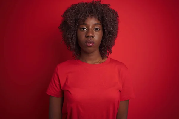 Fiatal Afrikai Afro Pólóban Elszigetelt Vörös Háttér Fölött Áll Komoly — Stock Fotó