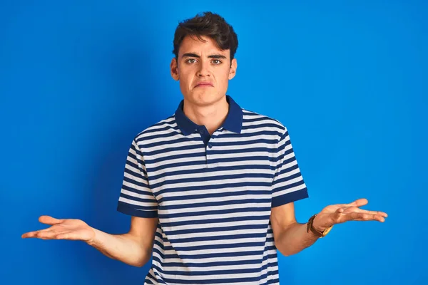 Tiener Jongen Dragen Casual Shirt Staan Blauw Geïsoleerde Achtergrond Clueless — Stockfoto