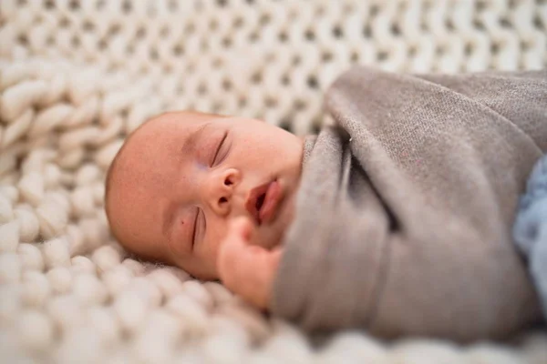 Schattige Baby Liggend Bank Deken Thuis Pasgeboren Ontspannen Slapen Comfortabel — Stockfoto