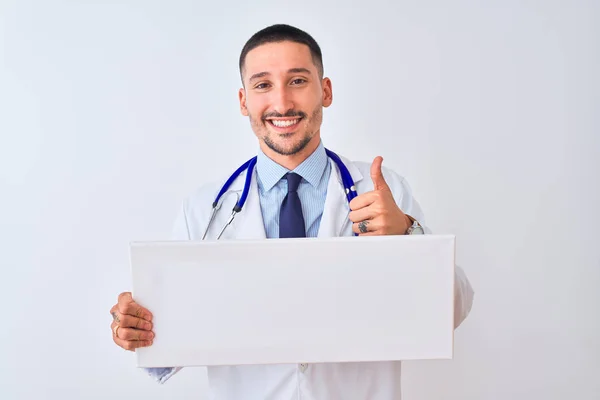 Jovem Médico Homem Segurando Banner Publicidade Branco Sobre Fundo Isolado — Fotografia de Stock