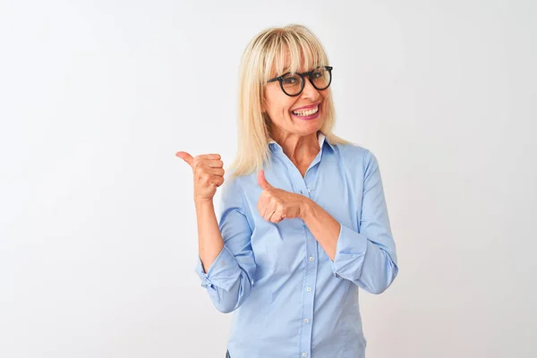 Medelålders Affärskvinna Bär Elegant Skjorta Och Glasögon Över Isolerad Vit — Stockfoto