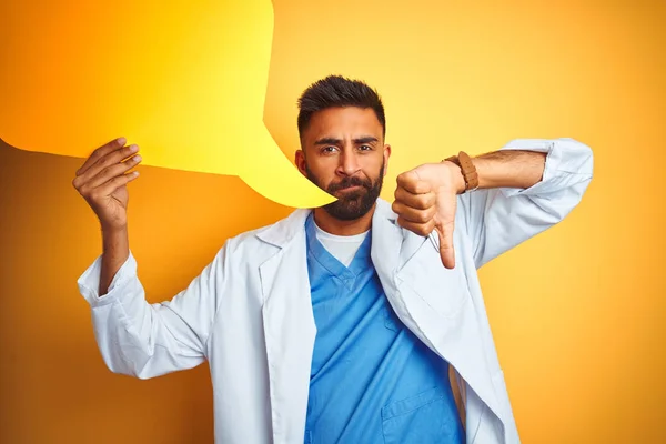 Junger Indischer Arzt Mit Sprechblase Vor Isoliertem Gelben Hintergrund Mit — Stockfoto